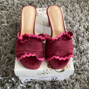 Brenda Zaro Polar Ruffle Slides Size 6.5 (37)